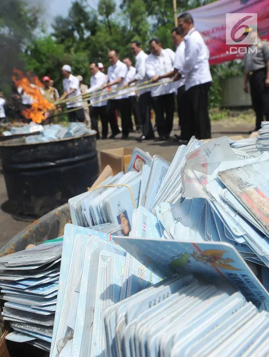 Petugas Kementerian Dalam Negeri (Kemendagri) membakar E-KTP rusak di Gudang Kemendagri di Bogor, Jabar, Rabu (19/12). E-KTP rusak yang dimusnahkan ini diproduksi sejak 2011 sampai sekarang. (Merdeka.com/Arie Basuki)
