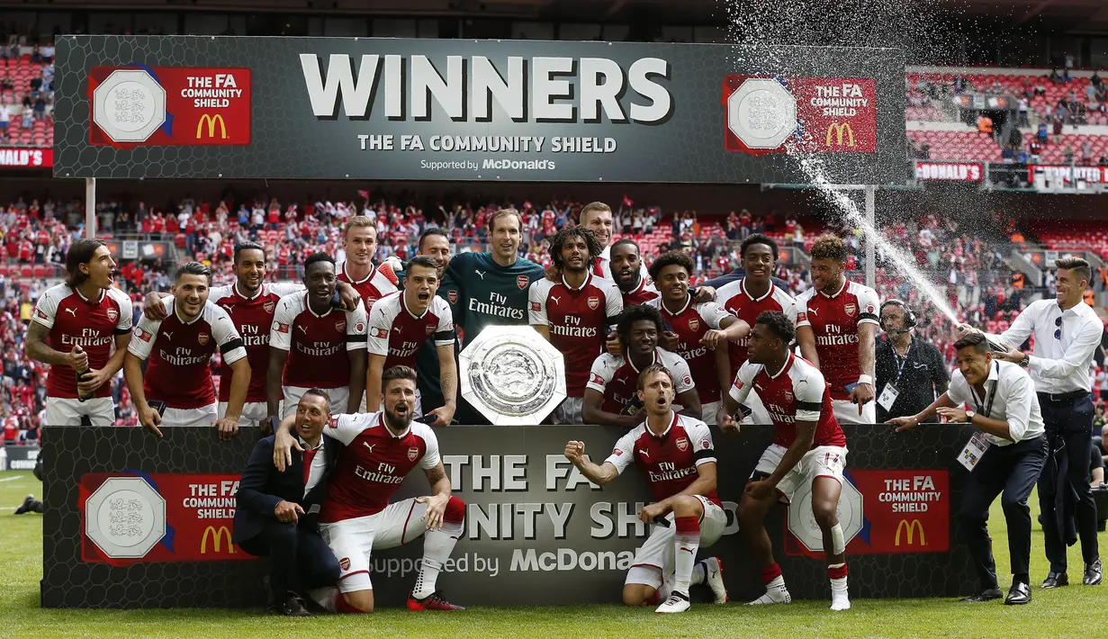Para pemain Arsenal merayakan gelar Community Shield usai mengalahkan Chelsea di Stadion Wembley, London, Minggu (6/8/2017). Ini merupakan trofi Community Shield yang ke-15 bagi Arsenal. (AFP/Ian Kington)