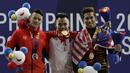Lifter Eko Yuli (tengah) melakukan selebrasi saat mendapatkan medali emas SEA Games 2019 cabang angkat besi nomor 61 kg di Stadion Rizal Memorial, Manila, Minggu (1/12). Dirinya meraih emas dengan total angkatan 309 kg. (Bola.com/M Iqbal Ichsan)