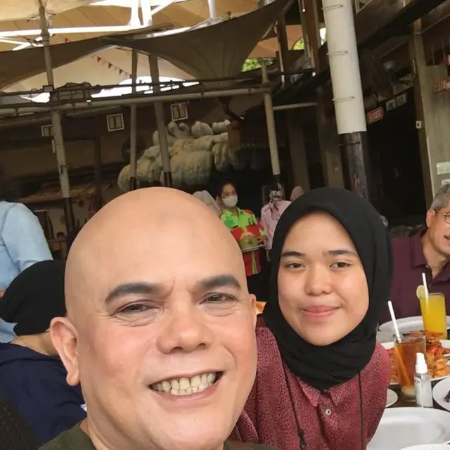 Hadiri Wisuda Ponakan, Ozy Syahputra 'Si Manis Jembatan Ancol' Dipuji Awet Muda