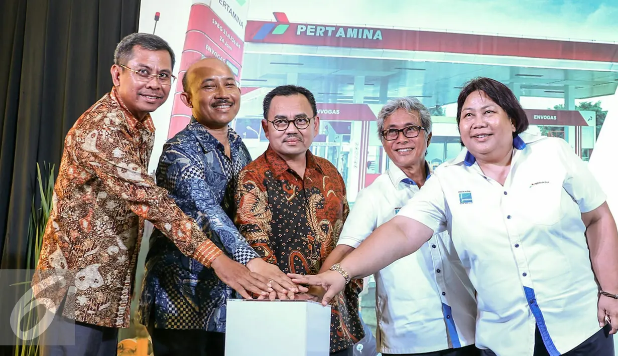 Menteri ESDM Sudirman Said dan Dirut Pertamina, Dwi Soejipto meresmikan pengoperasian jaringan distribusi gas bumi (jargas) untuk rumah tangga di Desa Jaya Mukti, Cikarang, Bekasi, Kamis (3/3/2016). (Liputan6.com/Yoppy Renato)