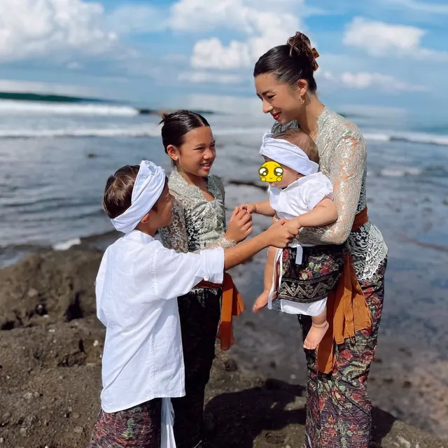 Rayakan Galungan, Ini 6 Momen Jennifer Bachdim dan Anak Pakai Baju Adat Bali