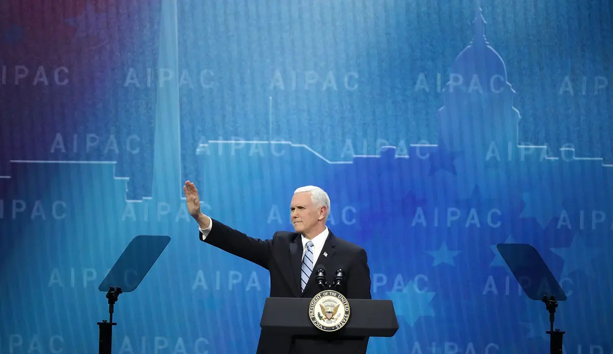Wapres AS Mike Pence berpidato dalam konferensi Komite Hubungan Masyarakat Israel-AS di Washington (5/3). Mike Pence mengatakan akan mendukung solusi dua negara antara Palestina dan Israel. (Chip Somodevilla / Getty Images / AFP)