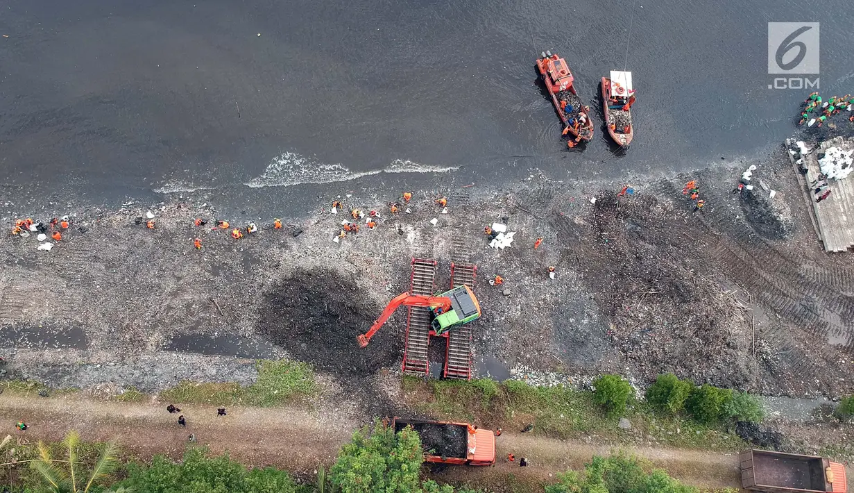 Foto aerial suasana gerebek sampah di Pesisir Teluk Jakarta, Cilincing, Jakarta Utara, Minggu (15/4). Kegiatan ini dilakukan dalam rangka memperingati Hari Peduli Sampah Nasional (HPSN) 2018. (Liputan6.com/Arya Manggala)