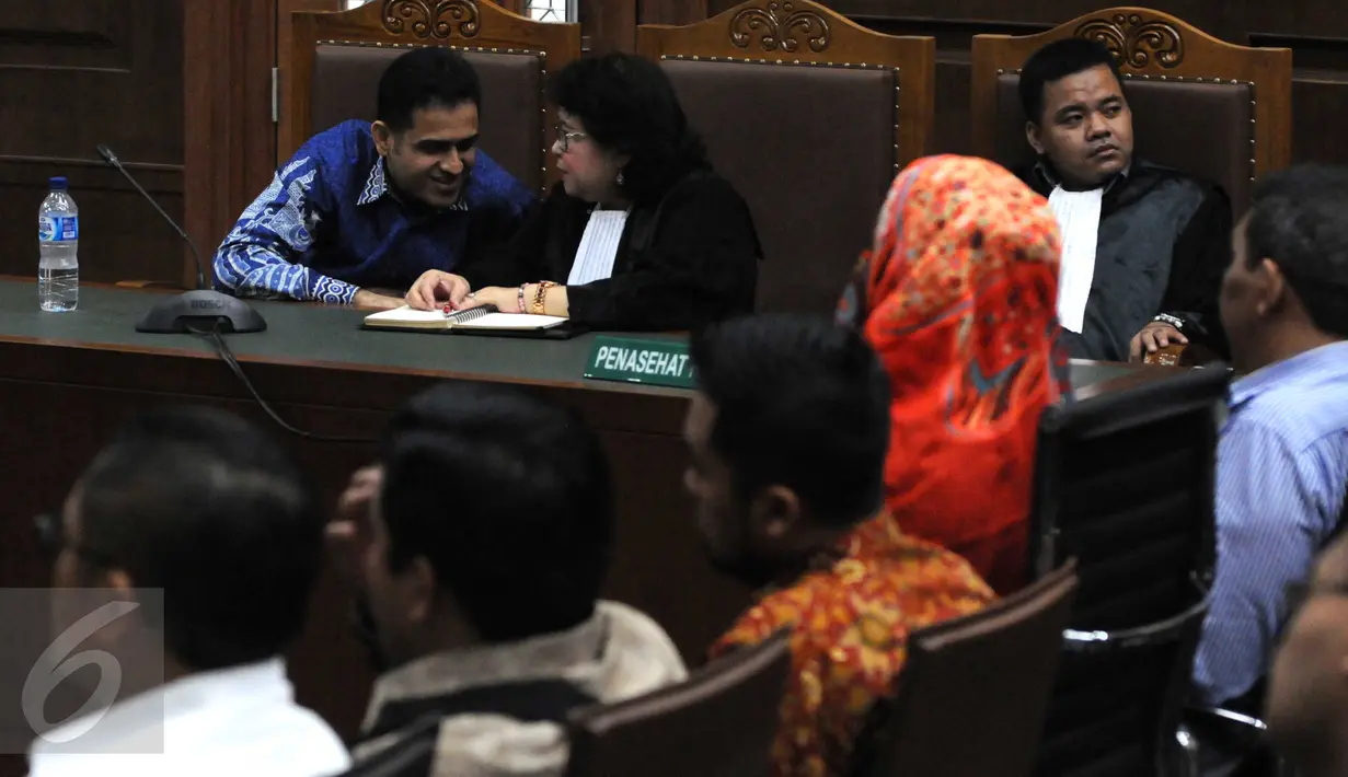 Mantan Bendahara Umum Partai Demokrat M Nazaruddin berdiskusi dengan kuasa hukumnya pada sidang TPPU di Pengadilan Tipikor, Jakarta, Rabu (23/3). Sidang menghadirkan mantan Ketum Partai Demokrat Anas Urbaningrum sebagai saksi. (Liputan6.com/Helmi Afandi)