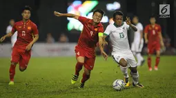 Pemain Timnas Indonesia U-22, Febri Hariyadi (kanan) berebut bola dengan pemain Vietnam pada laga SEA Games 2017 di Stadion MPS, Slangor, Malaysia, (22/8). Pemain 21 tahun ini lahir pada 19 Februari 1996. (Liputan6.com/Faizal Fanani)