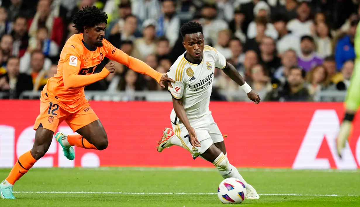 Tetapi, gol kedua tuan rumah baru tercipta pada menit ke-42. Umpan Rodrygo yang ditanduk Vinicius Junior masuk ke pojok kanan gawang. Skor 2-0 menutup babak pertama. (AP Photo/Jose Breton)