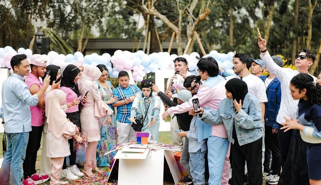 Geni Faruk memadukan penampilannya dengan manset berwarna biru keabuan yang senada dan hijab hitam. Mana potret mama yang jadi favoritmu, Sahabat FIMELA? Foto: Instagram.
