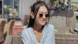 Wanita kelahiran Banyuwangi, 3 Mei 1998 ini sempat viral saat menyanyikan  lagu fenomenal asal Thailand yang berjudul Wik Wik Wik. Lagu versi Indonesia ini sukses memikat penikmat musik dan telah ditonton hingga lebih dari tiga juta kali penayangan. (Liputan6.com/IG/@iam_vitaalvia)