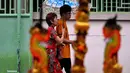 Orang-orang berjalan untuk berdoa di sebuah pura pada hari pertama Tahun Baru Imlek 2577 Kongzili di Banda Aceh, Provinsi Aceh, pada Selasa 17 Februari 2026. (CHAIDEER MAHYUDDIN/AFP)