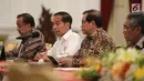 Presiden Joko Widodo (Jokowi) menerima kedatangan Badan Pemeriksan Keuangan (BPK) di Istana Merdeka, Jakarta, Kamis (19/9/2019). BPK menyerahkan Laporan Hasil Pemeriksaan (LHP) dan Ikhtisar Hasil Pemeriksaan Semester (IHPS) periode semester I/2019 kepada Presiden Jokowi. (Liputan6.com/Angga Yuniar)