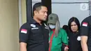 Petugas menghadirkan selebgram Lucinta Luna saat rilis kasus narkoba di Polres Jakarta Barat, Rabu (12/2/2020). Lucinta Luna ditetapkan sebagai tersangka kasus kepemilikan narkoba setelah positif mengonsumsi psikotropika seperti benzo dan ekstasi. (Liputan6.com/Herman Zakharia)