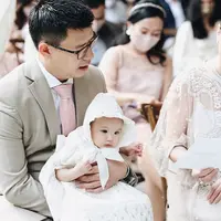 Shandy Aulia menitikkan air mata saat saksikan anaknya dibaptis. (Sumber: Instagram/@shandyaulia)