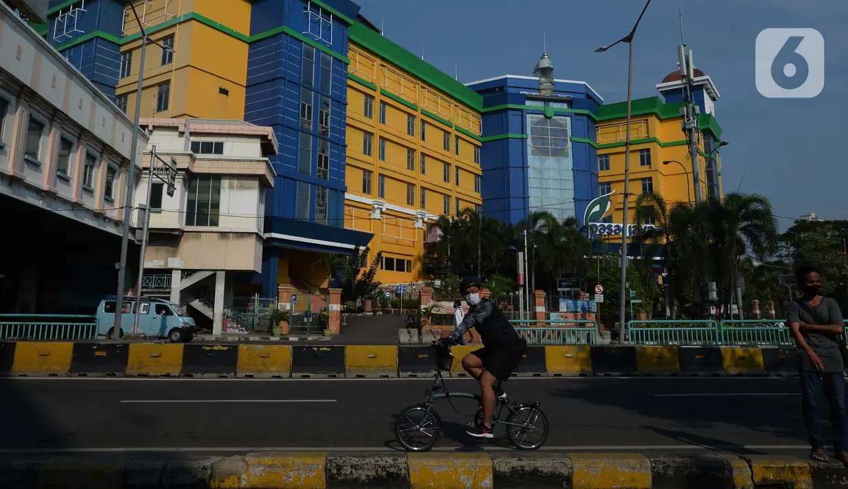 Warga bersepeda mengisi hari libur di kawasan Jakarta, Rabu (26/5/2021). Manfaatkan libur hari Raya Waisak 2565 BE, banyak warga memilih bersepeda untuk mencari kebugaran. (merdeka.com/Imam Buhori)