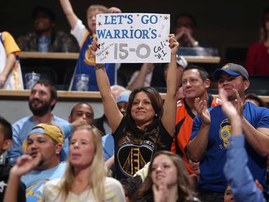 Seorang Fans merayakan kemenagan beruntun  Golden State Warriors 15-0 saat mengalahkan Denver Nuggets 118-105 di Pepsi Center, Minggu, (23/11/2015) (AFP Photo/ Doug Pensinger/Getty Images/AFP)