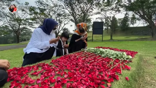 Pertama Kali Ajak Anak, Ini 6 Momen Haru Ririn Ekawati Ziarah ke Makam Mendiang Suami