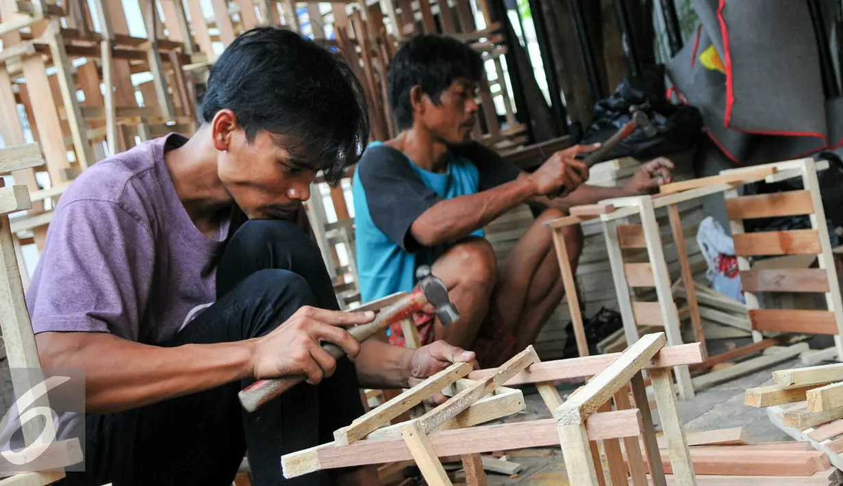Pekerja menyelesaikan rangka kayu yang akan digunakan untuk parsel, Jakarta, Selasa (21/6). Menjelang Lebaran, pengrajin kerangka parsel mulai kebanjiran pesanan. (Liputan6.com/Yoppy Renato)