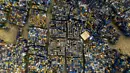 Pemandangan udara bekas kilang 18 de Marzo, tabung gas LP bekas yang tidak digunakan terlihat di Mexico City, pada 4 April 2022. Ribuan tabung gas tua dalam kondisi buruk telah berakhir di bekas kilang tersebut. (CLAUDIO CRUZ / AFP)