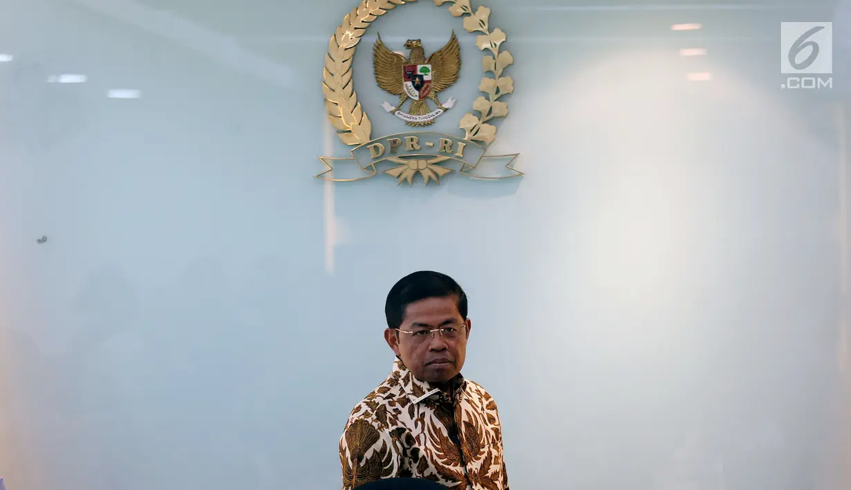 Pelaksana Tugas Ketua Umum Partai Golkar Idrus Marham sebelum memberikan keterangan pers di Kompleks Parlemen, Senayan, Jakarta, Selasa (5/12). Dalam keterangan itu Partai Golkar menanggapi isu mengenai pergantian panglima TNI. (Liputan6.com/JohanTallo)