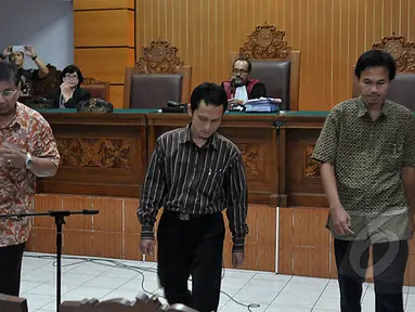 Mantan pegawai KPK dari BPKP Anhar Darwis (kiri) dua pegawai KPK Dimas Adiputra (tengah) dan Wahyu Dwi Raharjo (kanan) menjadi saksi Fakta pada Praperadilan Komjen Budi Gunawan di pengadilan Negeri Jakarta Selatan, (13/02/2015). (Liputan6.com/Johan Tallo)