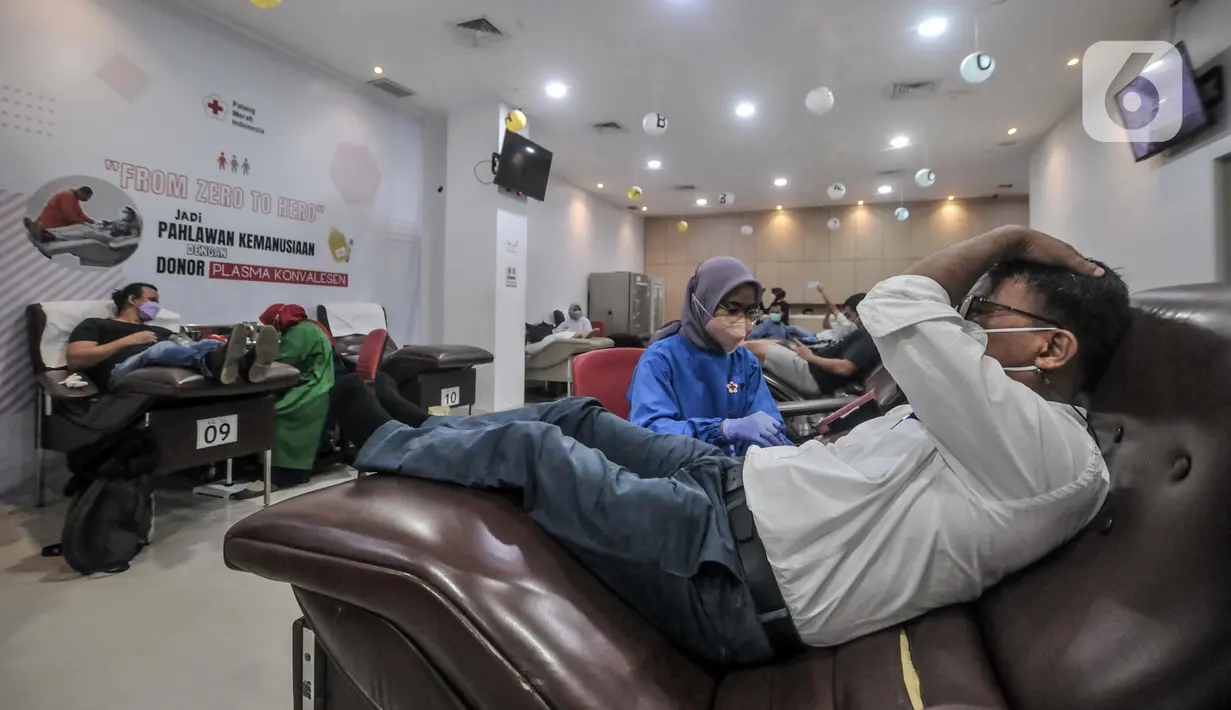 <p>Petugas melayani warga yang mendonorkan darahnya di Palang Merah Indonesia (PMI) DKI Jakarta, Jakarta, Selasa (26/4/2022). Ketersediaan darah di PMI DKI Jakarta sepekan jelang Hari Raya Idul Fitri mencapai sekitar 30 persen dari angka stok normal. (merdeka.com/Iqbal S. Nugroho)</p>