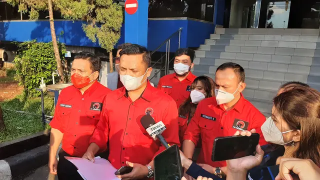 Wakil Ketua DPD PDIP Jakarta Ronny Talapessy melaporkan Hersubeno Arief usai menyebut Ketua Umum PDIP Megawati Soekarnoputri sedang koma di RSPP.