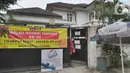 Spanduk pemberitahuan terpasang di depan sebuah rumah yang menjadi tempat isolasi mandiri warga sekitar yang positif covid-19 di Jalan MPR 1, Cilandak, Jakarta, Rabu (7/7/2021). Di rumahnya seluas 3000 meter persegi itu, ada empat dari 22 warga yang jalani isolasi mandiri. (merdeka.com/Arie Basuki)