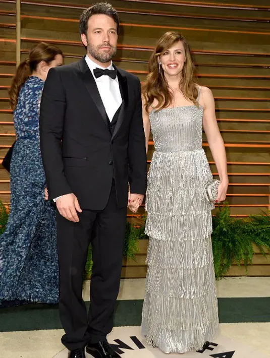 Berlenggang bersama laki-laki kecil itu Garner tak berkata apapun.  Namun banyak yang berpendapat bahwa motif patah hati itu mewakilkan perasaannya pasca bercerai dengan Ben Affleck. (AFP/Bintang.com)