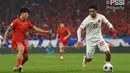 Pemain Timnas Indonesia, Nathan Tjoe-A-On berusaha melewati pemain China, Xie Wenneng saat laga lanjutan putaran ketiga Grup C Kualifikasi Piala Dunia 2026 di Qingdao Youth Stadium, Qingdao, China, Selasa (15/10/2024). (Dok. PSSI)