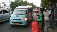 Para sopir transportasi online yang tergabung dalam FKO Cirebon tetap berbagi ditengah membeludaknya transportasi online baru. Foto (Liputan6.com / Panji Prayitno)