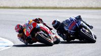 Pebalap Honda Marc Marquez bersaing ketat dengan pebalap Yamaha Jorge Lorenzo di  sirkuit Philip Island, Australia, Minggu (18/10/2015). (REUTERS/Brandon Malone)