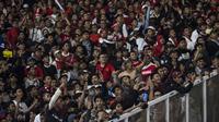 Suporter Timnas Indonesia melakukan provokasi ke suporter Malaysia pada laga Kualifikasi Piala Dunia 2022 di SUGBK, Jakarta, Kamis (5/9). Indonesia kalah 2-3 dari Malaysia. (Bola.com/Vitalis Yogi Trisna)