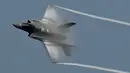 Sebuah jet tempur F35 milik Angkatan Udara Australia tampil dalam Bali International Airshow 2024 di Bandara Internasional Ngurah Rai, Bali, pada Jumat 20 September 2024. (SONNY TUMBELAKA/AFP)