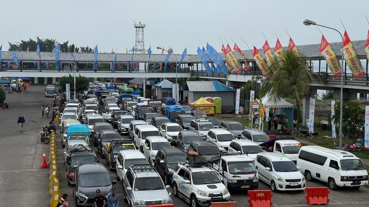Mensesneg Minta Maaf atas Kemacetan 32 Km di Gilimanuk, Petugas Cari Solusi
