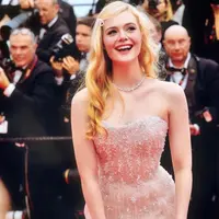 Aktris Elle Fanning sukses mencuri atensi berkat penampilannya yang elegan di karpet merah Festival Film Cannes. (Instagram/ellefanning).