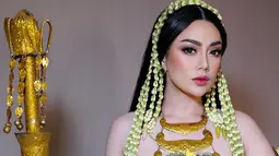 Alih-alih terlihat seram, penampilan aktris sekaligus model itu malah terlihat begitu cantik. Tak sedikit orang yang dibuat pangling dengan penampilan Celine saat jadi Nyi Roro Kidul. (Liputan6.com/IG/@loritayoung_mua)