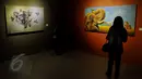 Pengunjung melihat lukisan saat Pameran seni rupa nusantara 2015 di Galeri Nasional, Jakarta, Kamis (28/05/2015). Sebanyak 106 karya 2 dan 3 dimensional diantaranya lukisan, drawing, object, seni grafis, video art,dll. (Liputan6.com/Andrian M Tunay)