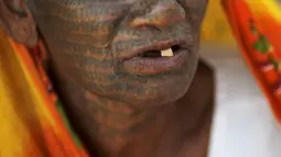 Seorang pengikut Ramnami Samaj menato sekujur tubuhnya di desa Jamgahan, India, 17 November 2015. Dewa Ram merupakan Tuhan bagi kaum Ramnami Samaj. (REUTERS / Adnan Abidi)