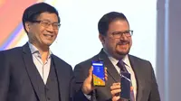 CEO Asus, Jerry Shen, dan Christiano Amon, President Qualcomm Inc memperlihatkan Zenfone 5 di MWC 2018. Liputan6.com/ Pebrianto Eko Wicaksono