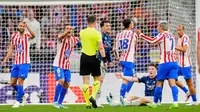 Momen saat wasit memberikan penalti pada Arsenal saat melawan Atletico Madrid di leg 1 semifinal Liga Champions 2025/2026 di Riyadh Air Metropolitano, Kamis (30/04/2026) dini hari WIB. (AP Photo/Manu Fernandez)