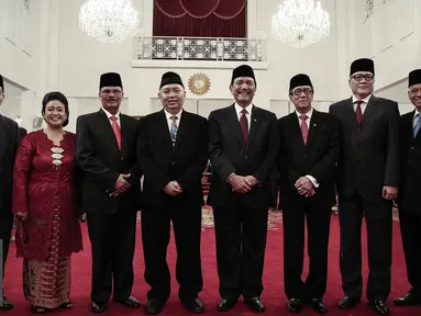 Anggota Komisi Kepolisian Nasional (Kompolnas) periode 2016-2020 berpose bersama usai dilantik  Presiden di Istana Kepresidenan, Jakarta, Jumat (13/5). (Lipuatan6.com/Faizal Fanani)