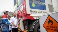 Direktur Jenderal Minyak dan Gas Bumi, IGN Wiratmaja Puja (kanan) dan Dirut Pertamina Dwi Soetjipto saat peresmian Mobile Refueling Unit (MRU) atau SPBG yang dapat berpindah lokasi, di Lapangan Banteng, Jakarta, Senin (16/11). (Liputan6.com/Faizal Fanani)