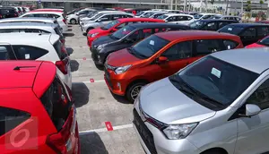 Sejumlah mobil Toyota Calya dan Daihatsu Sigra di pabrik PT Astra Daihatsu Motor, Karawang,Jawa Barat, Selasa (2/8). Kolaborasi Toyota dan D