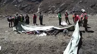 Evakuasi korban longsor di pegunungan Nepal. (Reuters)