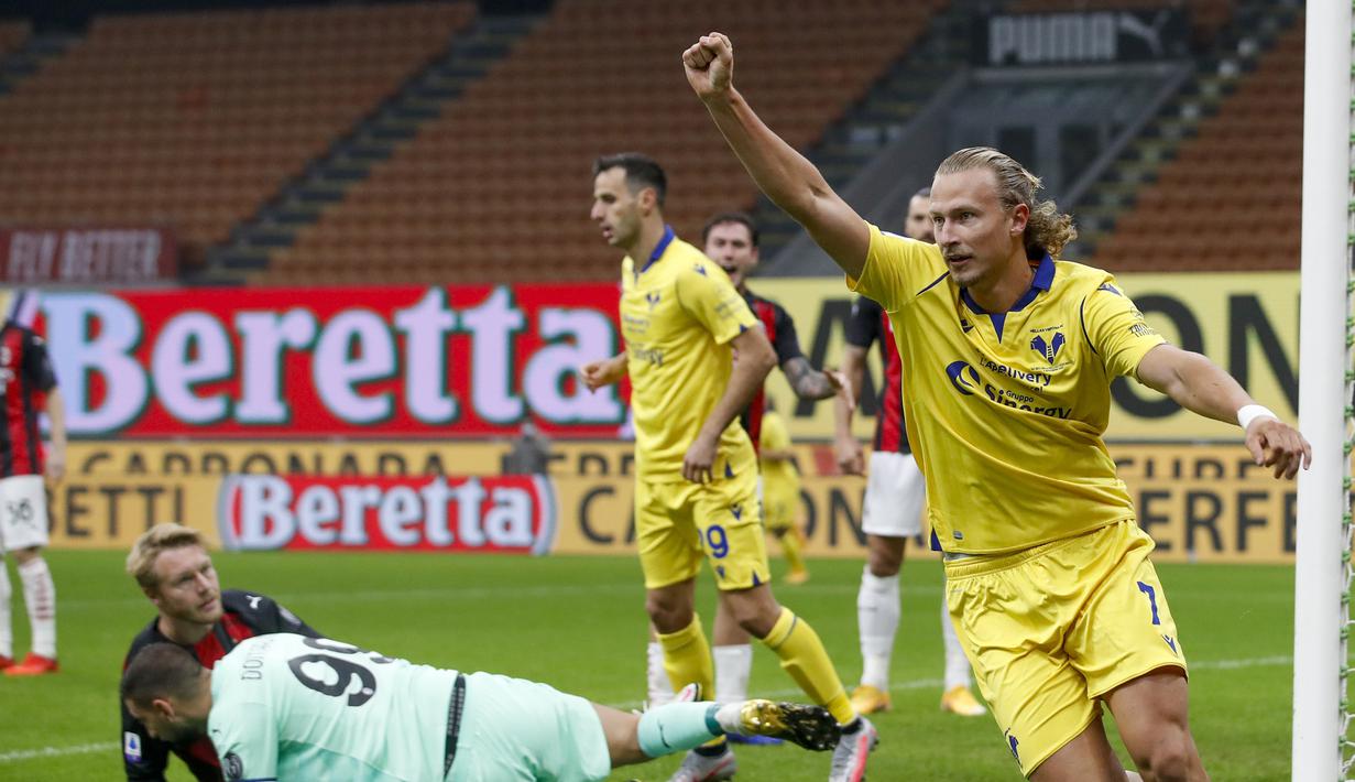 Gelandang Hellas Verona, Antonin Barak, merayakan gol ke gawang AC Milan dalam lanjutan Liga Italia Serie A pekan ke-7 di Stadion San Siro, Milan, Senin (9/11/2020). Hellas Verona bermain imbang 2-2 dengan AC Milan. (AP Photo/Antonio Calanni).