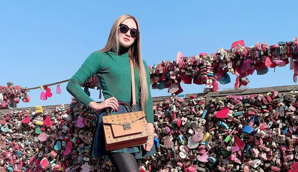 Saat traveling di Namsan Tower, Korea Selatan, gaya Nella Kharisma saat OOTD menjadi sorotan publik. Ia tampil dengan simpel dan elegan memakai kaus warna hijau. Ditambah lagi kacamata hitam yang ia pakai semakin membuatnya terlihat cantik. (Liputan6.com/IG/@nellakharisma)