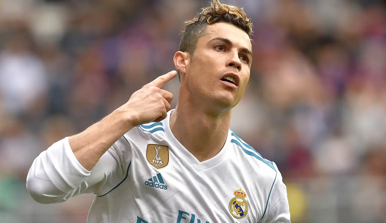 Sriker Real Madrid, Cristiano Ronaldo, melakukan selebrasi usai mencetak gol ke gawang Eibar pada laga La Liga di Stadion Ipurua, Sabtu (10/3/2018). Eibar takluk 1-2 dari Real Madrid. (AFP/Ander Gillenea)