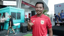 Legenda Timnas Indonesia, Evan Dimas berpose setelah doorstop dengan media dalam acara coaching clinic bersama Nagoya Grampus di Garuda Store, GBK, Senayan Jakarta, Jumat (26/06/2025) pagi WIB. (Bola.com/Bagaskara Lazuardi)