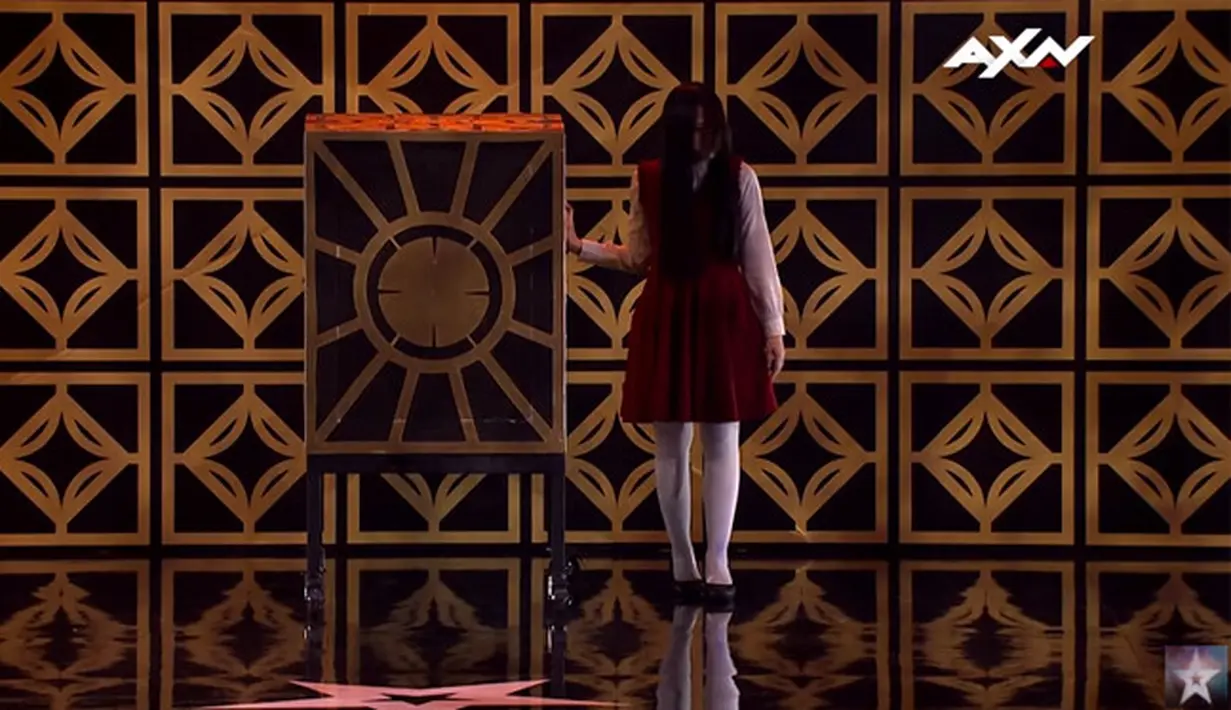 Menunjukan bakatnya sebagai seorang illusionist dengan penampilan yang seram atau creepy, Riana berhasil menjadi sang juara dan memperoleh hadiah utama berupa uang sebear 100 ribu dolar AS. (Doc. Youtube)