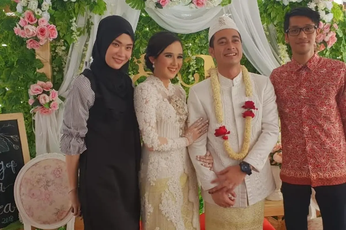 [Bintang] 5 Potret Kebahagiaan Pernikahan Eza Gionino dan Meiza Aulia